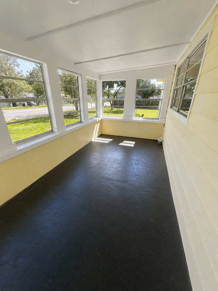 37312 Lock St - Photo 2 of 10