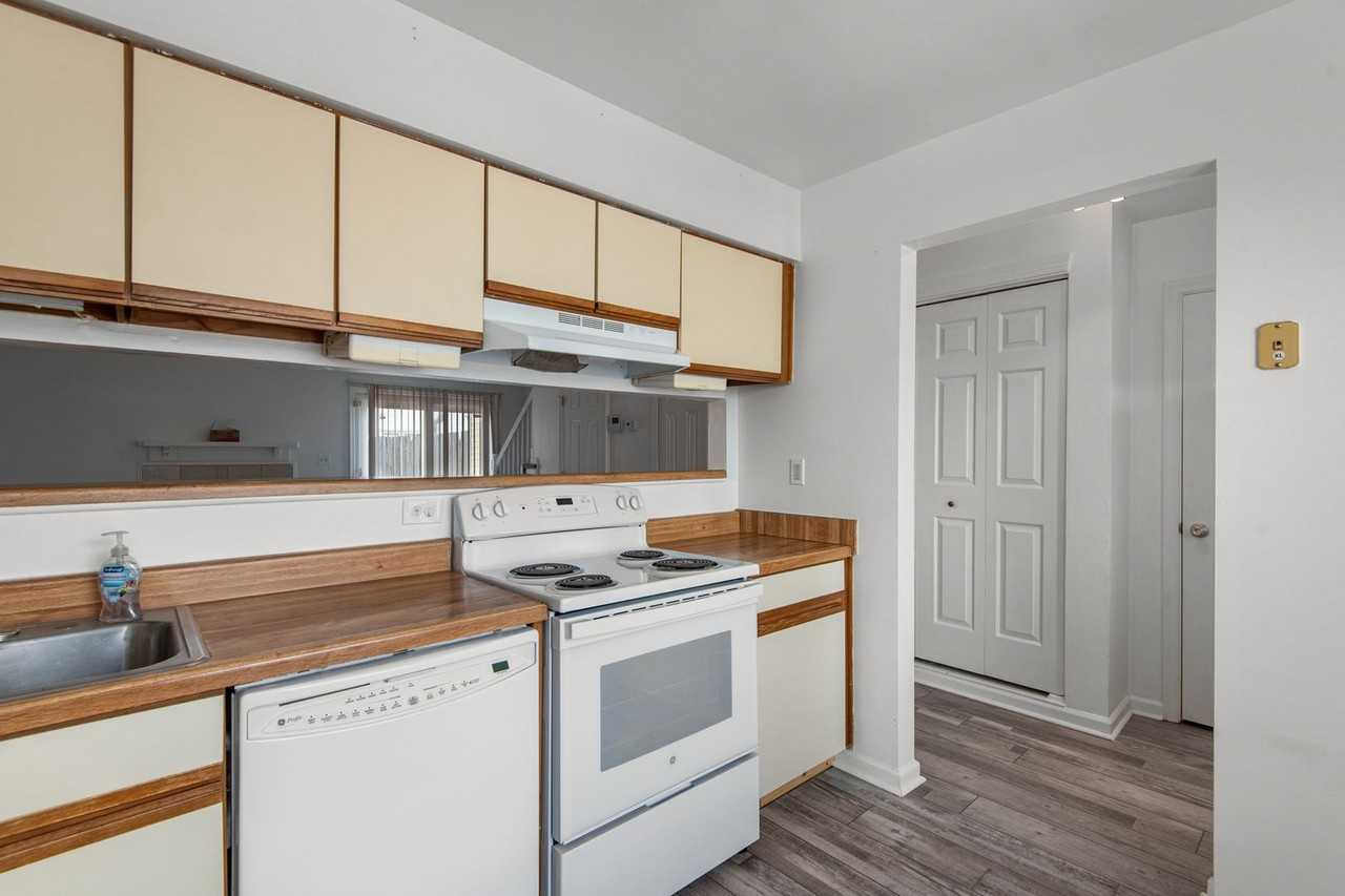 1365 Longlac Rd - Photo 3 of 21