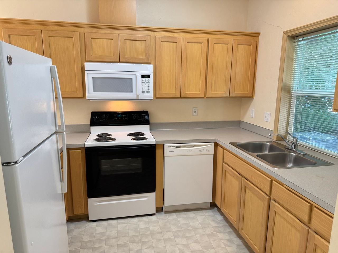 1547 Lincoln St - Photo 4 of 19