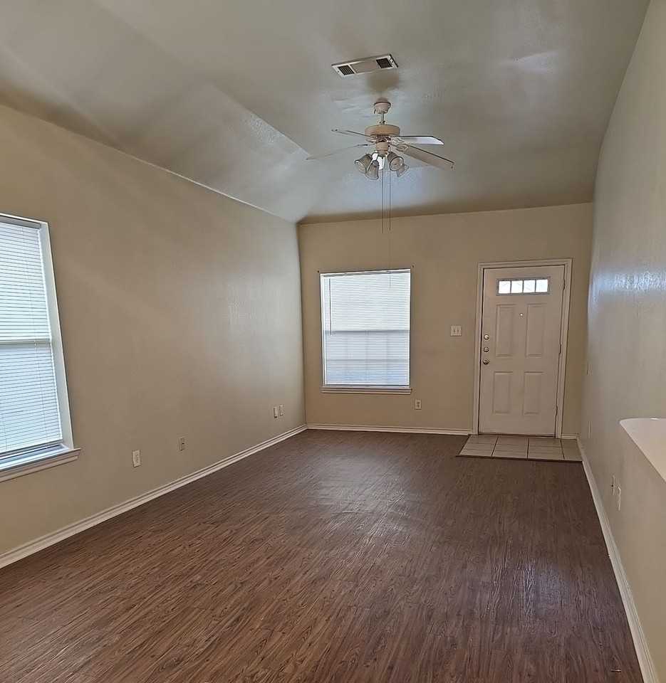 915 Walnut St - Photo 2 of 6