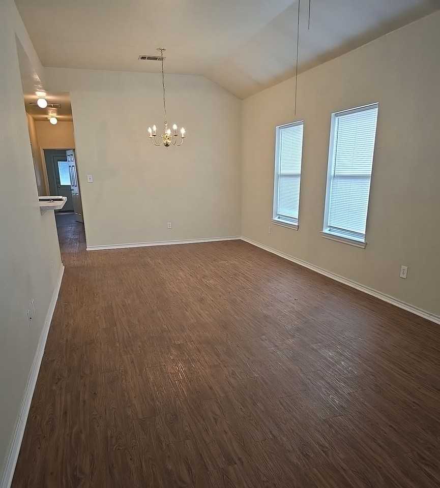 915 Walnut St - Photo 4 of 6