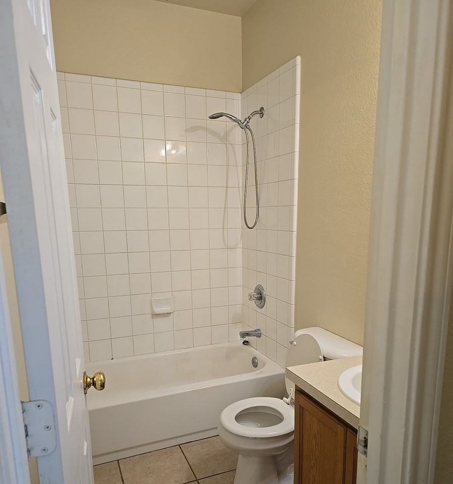 915 Walnut St - Photo 5 of 6