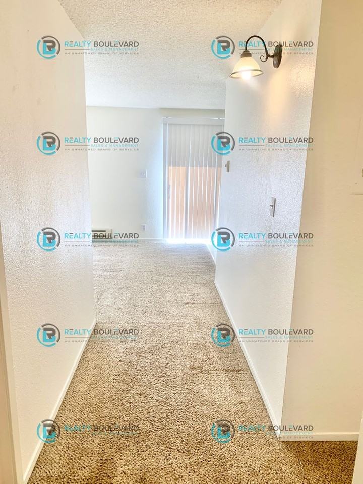 3909 Clear Acre Ln - Photo 4 of 21