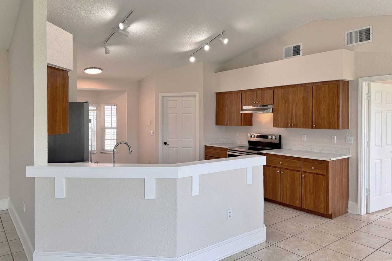 332 Cloverdale Rd - Photo 6 of 22