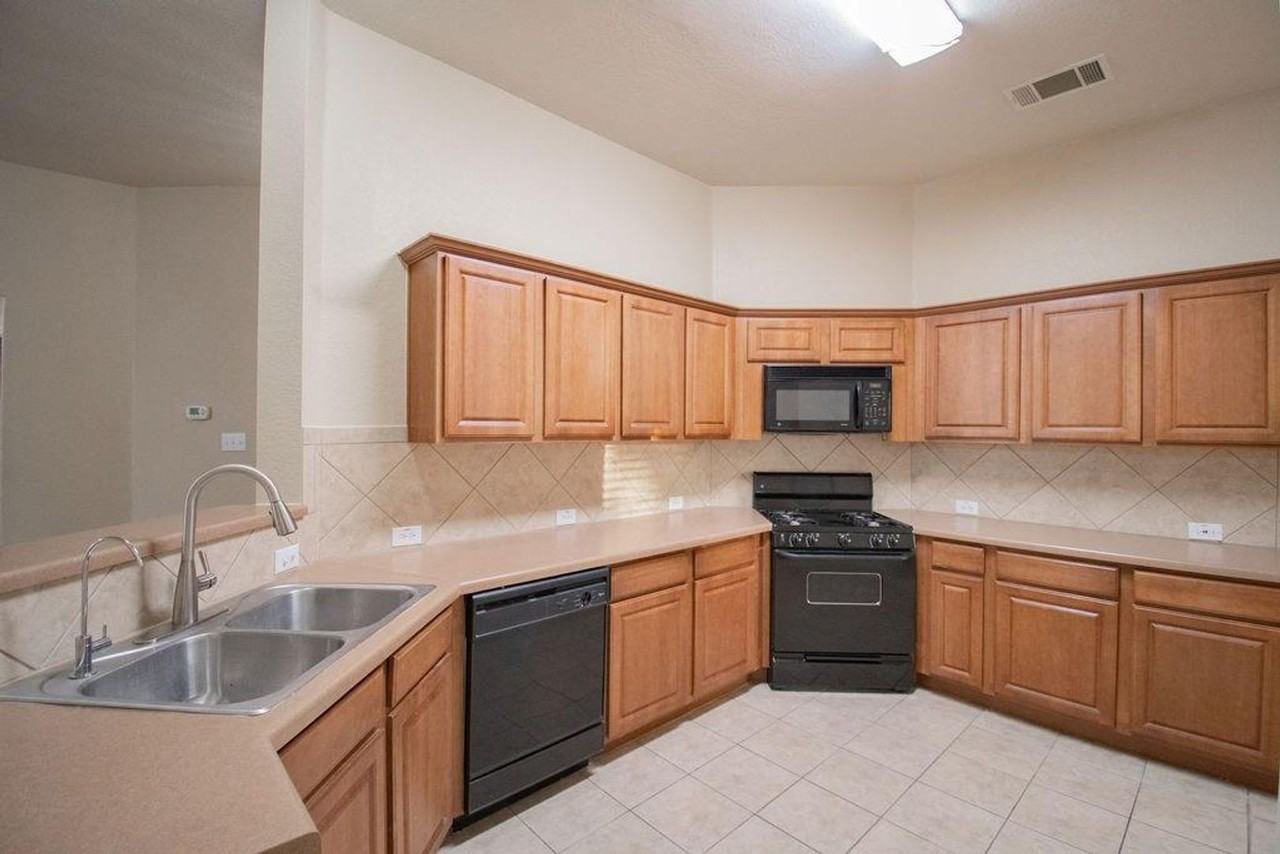 312 Pheasant Rdg - Photo 3 of 34