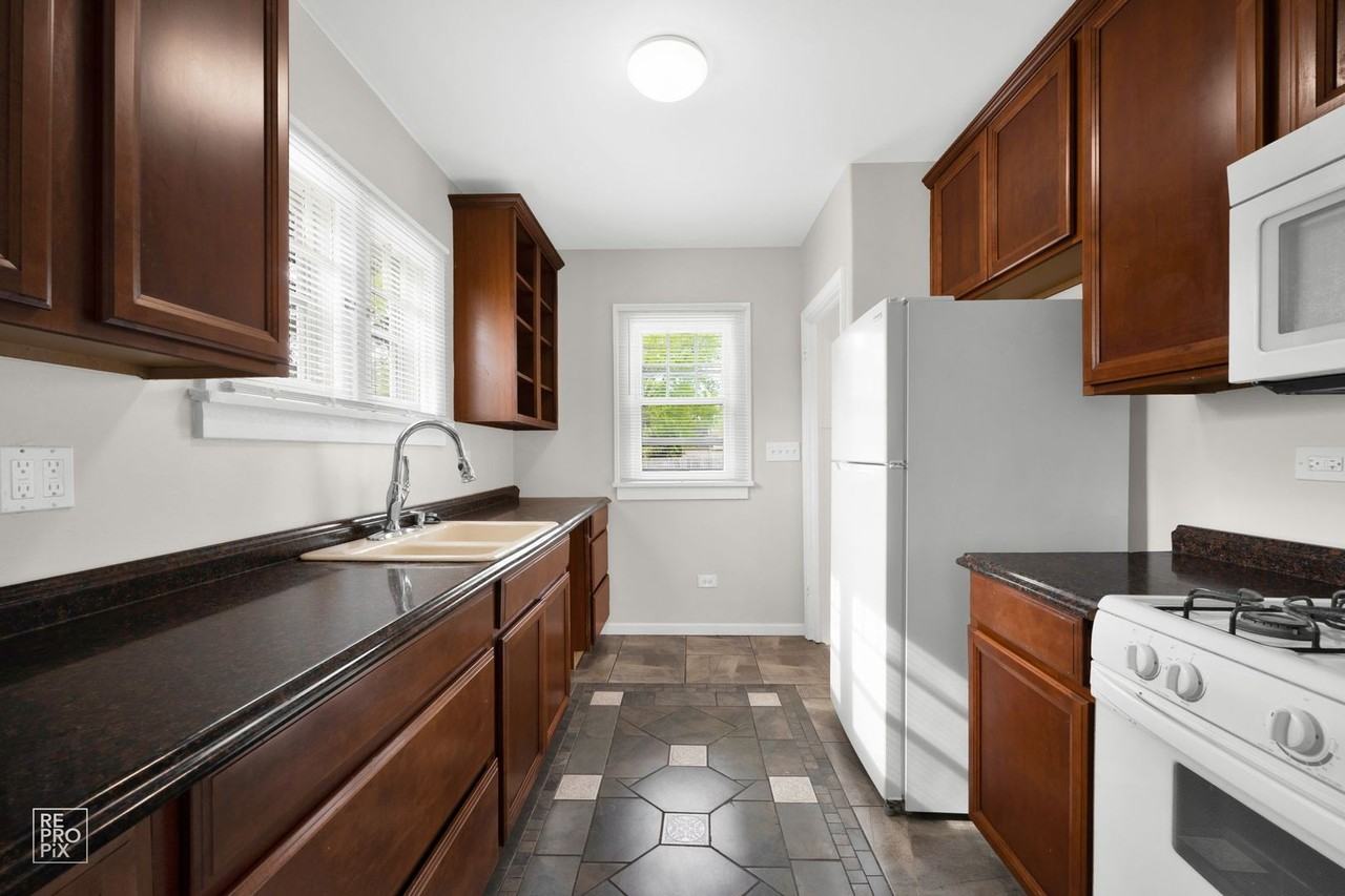 1009 Prairie St - Photo 2 of 10