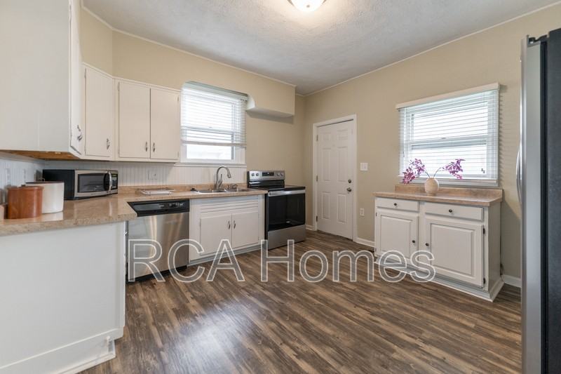 1015 Olive St - Photo 3 of 15