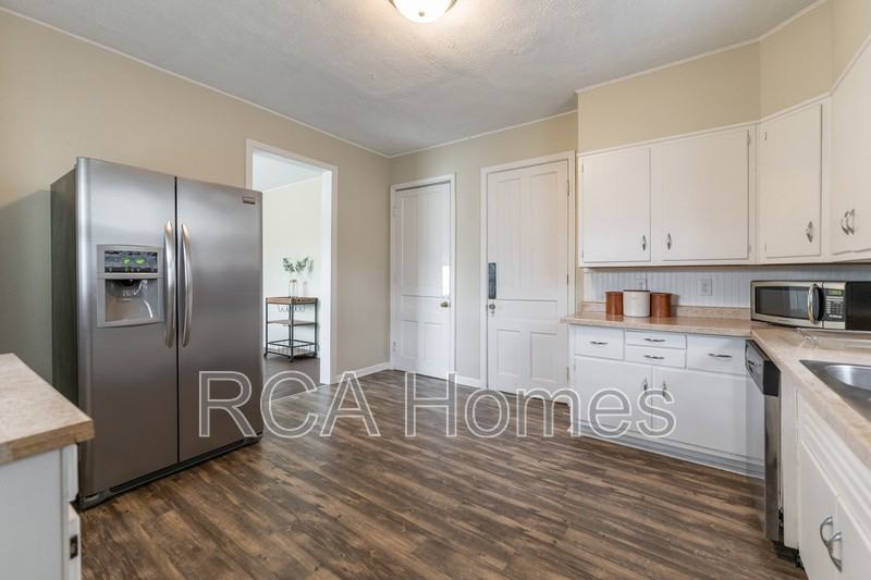 1015 Olive St - Photo 4 of 15