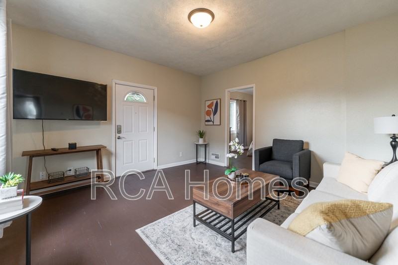 1015 Olive St - Photo 6 of 15