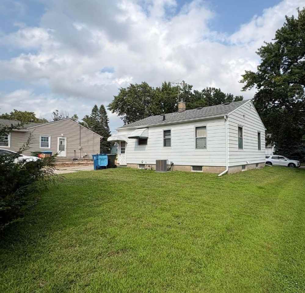 1324 Lyon Ave - Photo 2 of 7