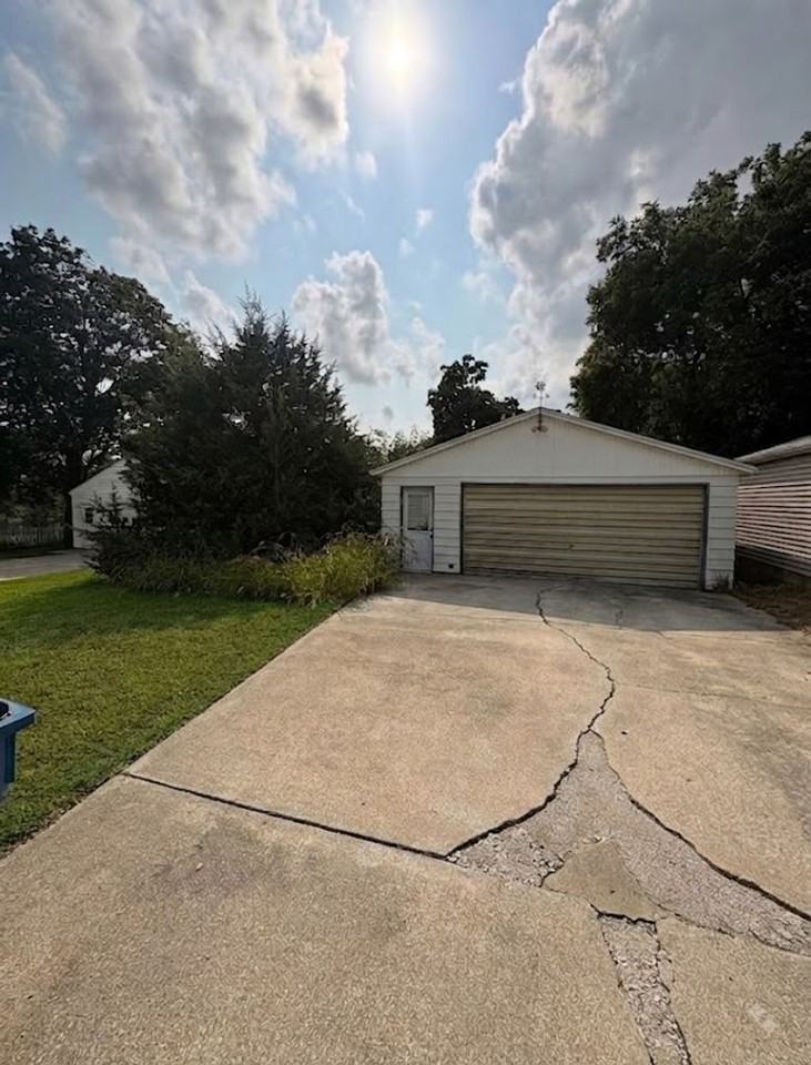 1324 Lyon Ave - Photo 3 of 7