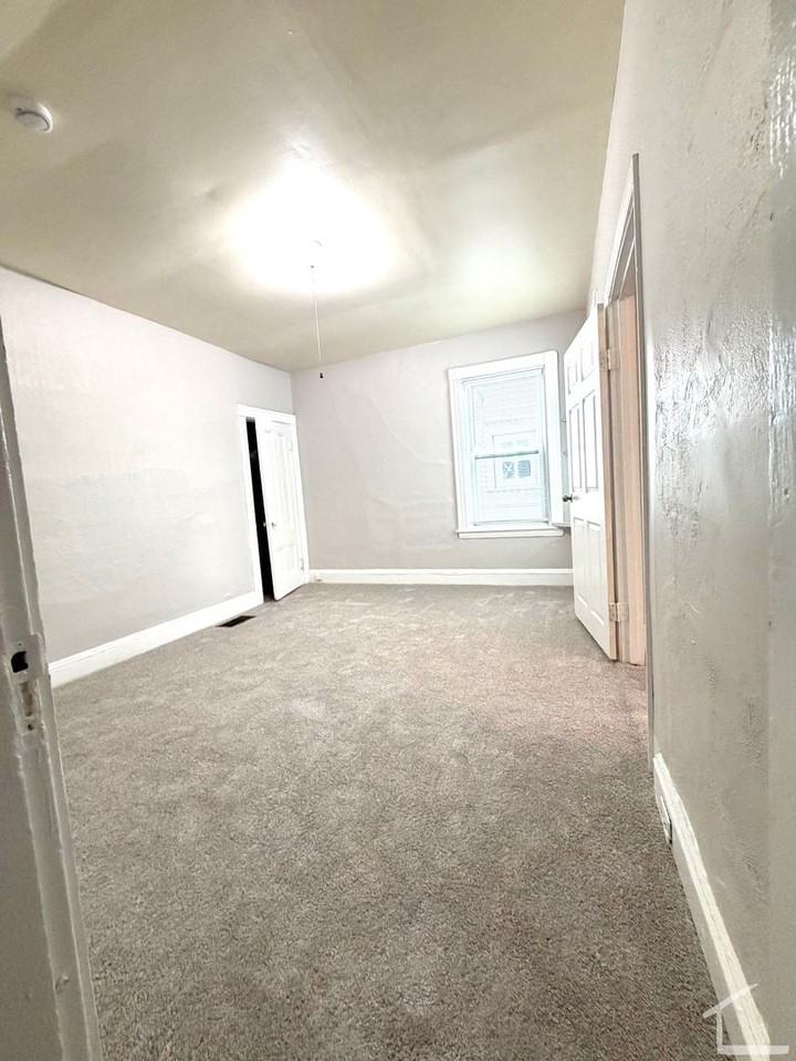 24 Blaine St - Photo 4 of 10