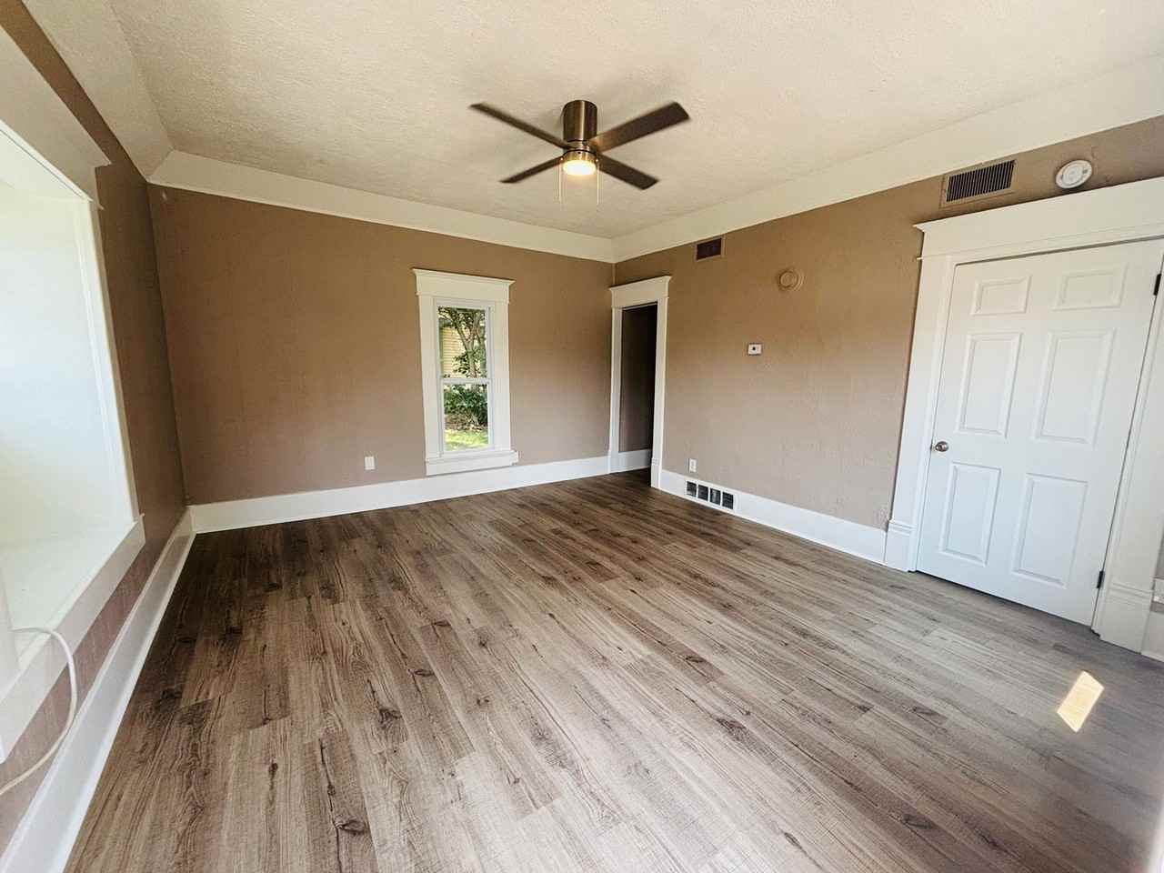 404 N Georgie Ave - Photo 2 of 9