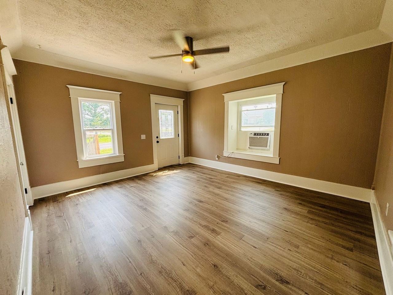 404 N Georgie Ave - Photo 3 of 9