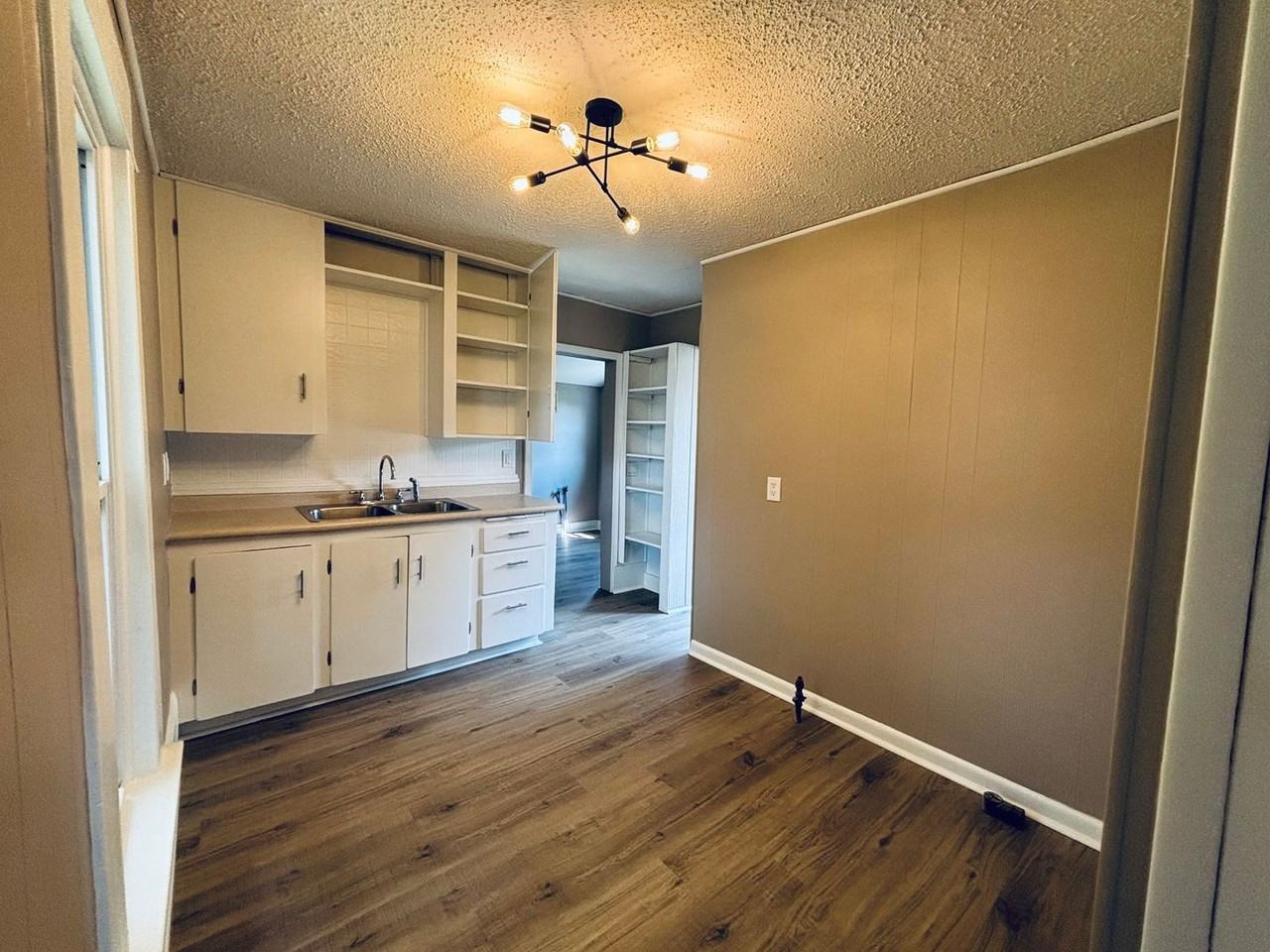 404 N Georgie Ave - Photo 4 of 9