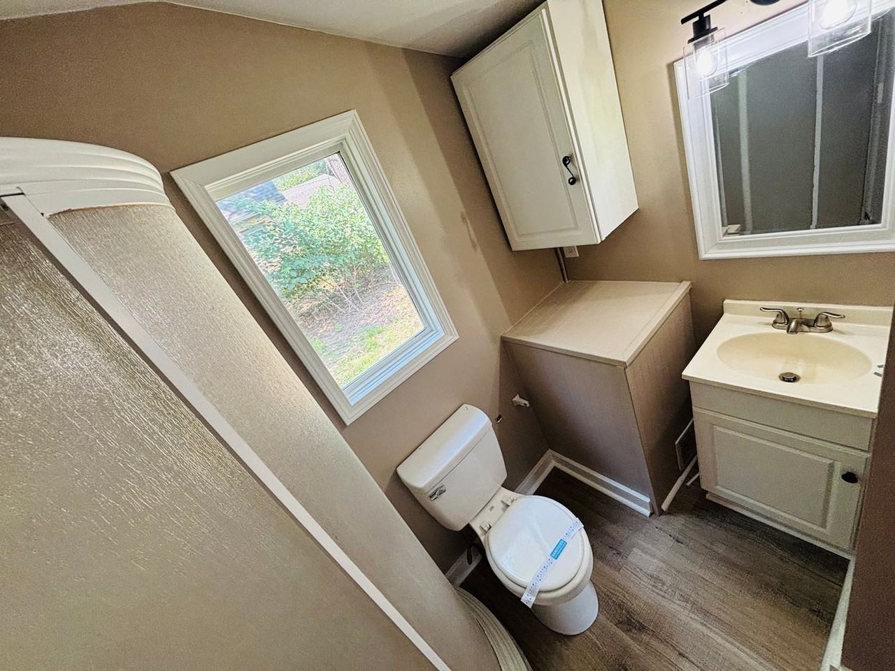 404 N Georgie Ave - Photo 6 of 9