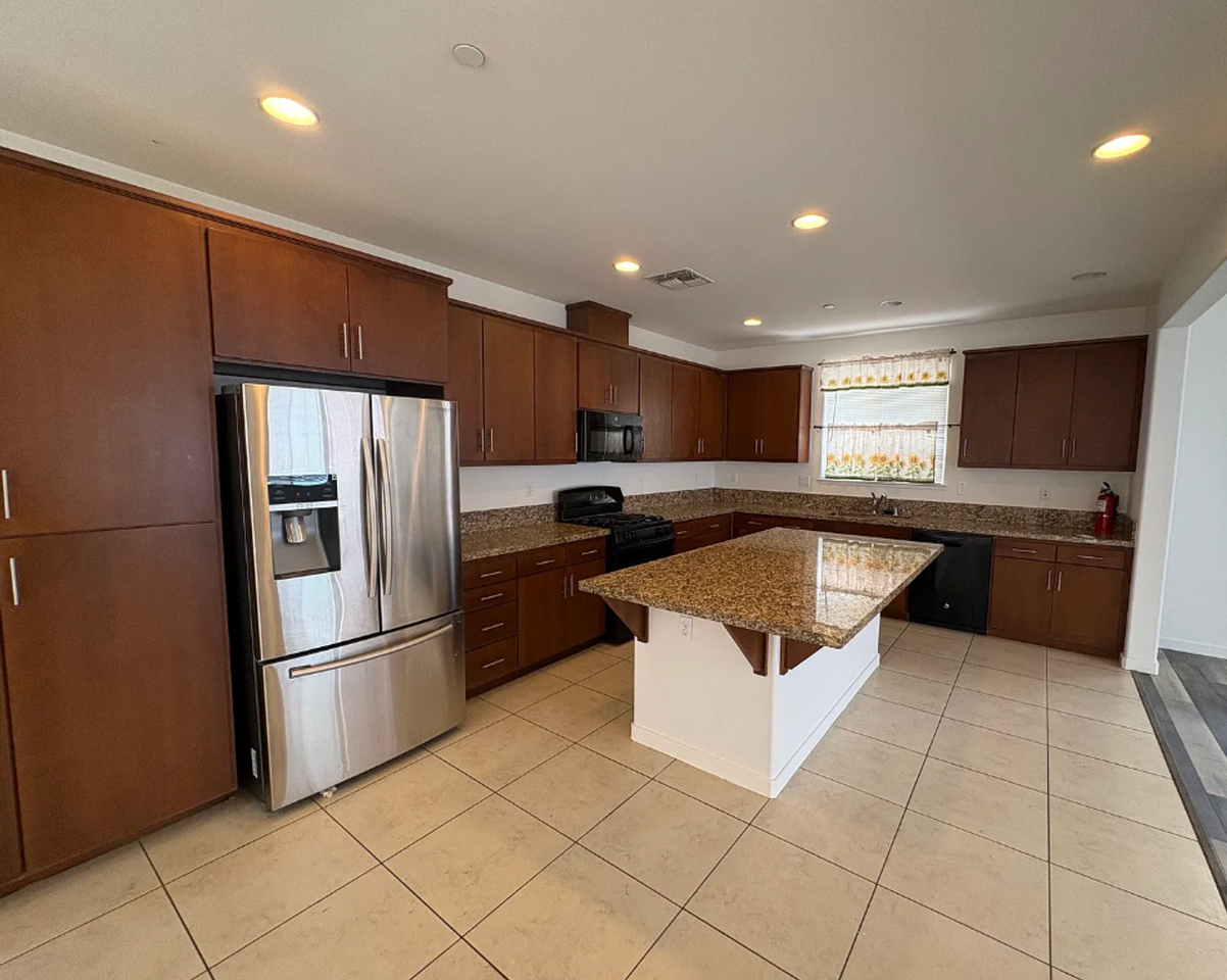 1072 Mariners Dr - Photo 3 of 11