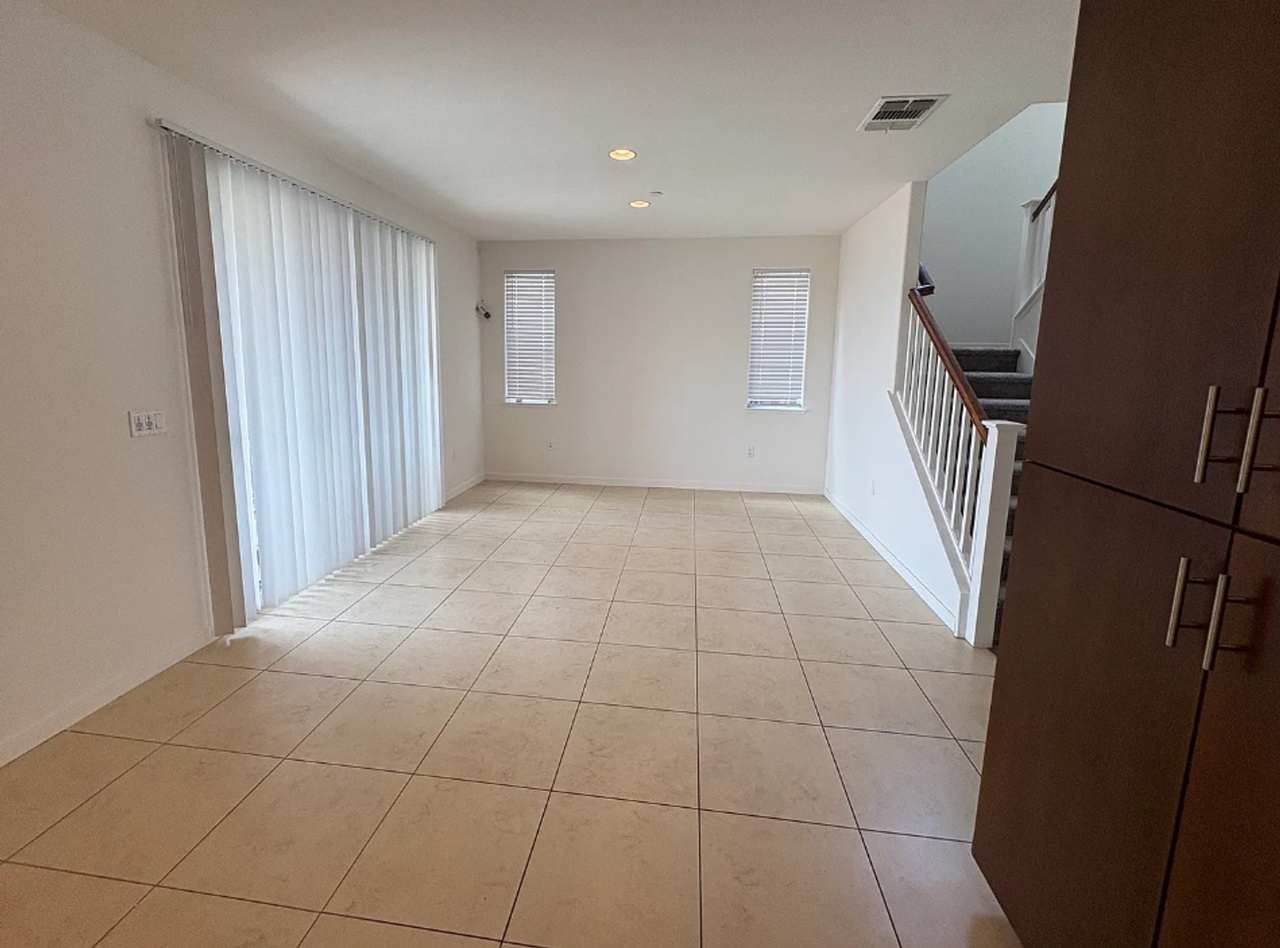 1072 Mariners Dr - Photo 4 of 11
