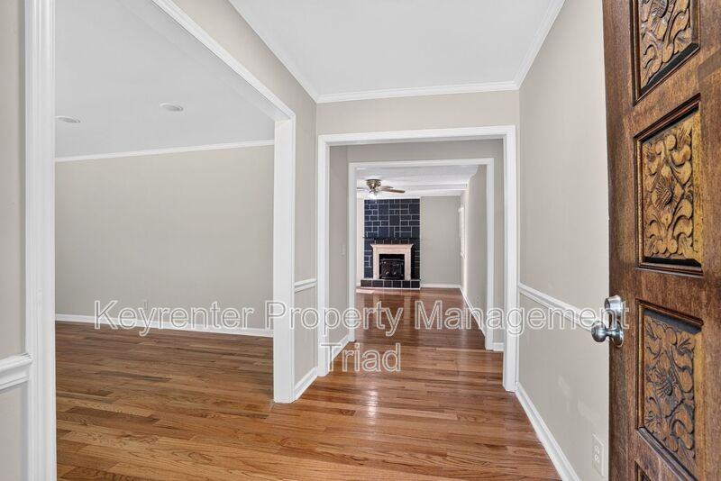 5108 Lakeshore Ct - Photo 3 of 42