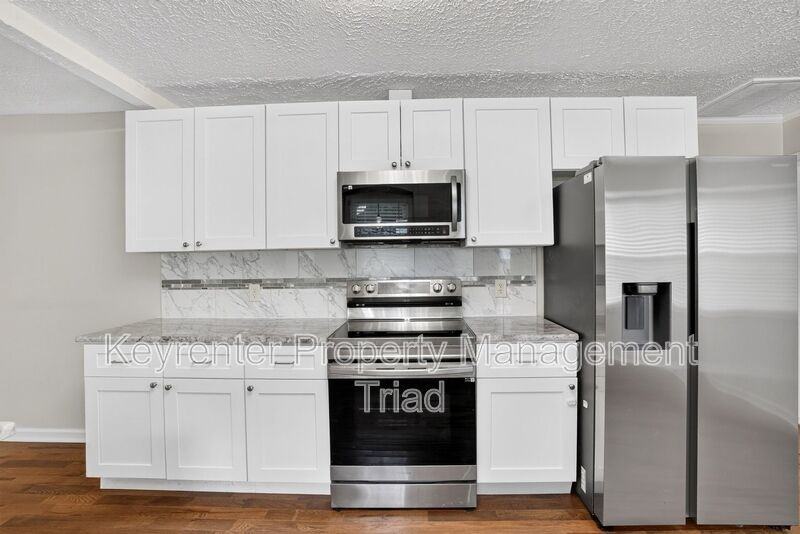 5108 Lakeshore Ct - Photo 4 of 42
