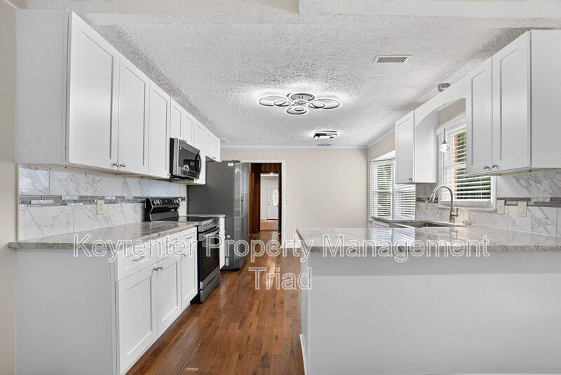 5108 Lakeshore Ct - Photo 5 of 42