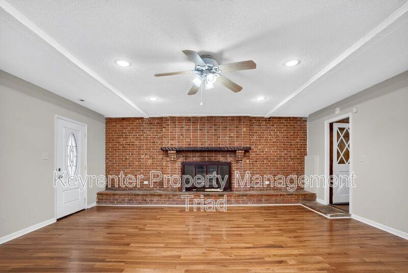 5108 Lakeshore Ct - Photo 6 of 42