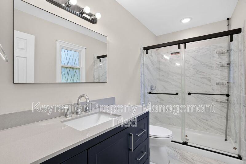5108 Lakeshore Ct - Photo 7 of 42