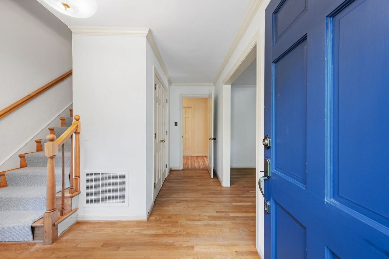 2401 Scarsborough Dr - Photo 4 of 50