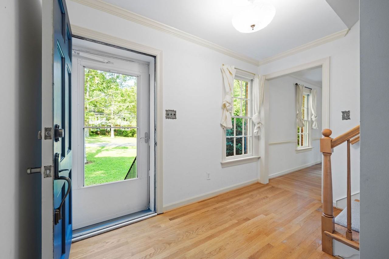 2401 Scarsborough Dr - Photo 5 of 50