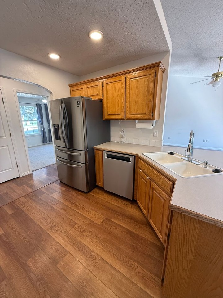 1033 W Pennwood St - Photo 2 of 17