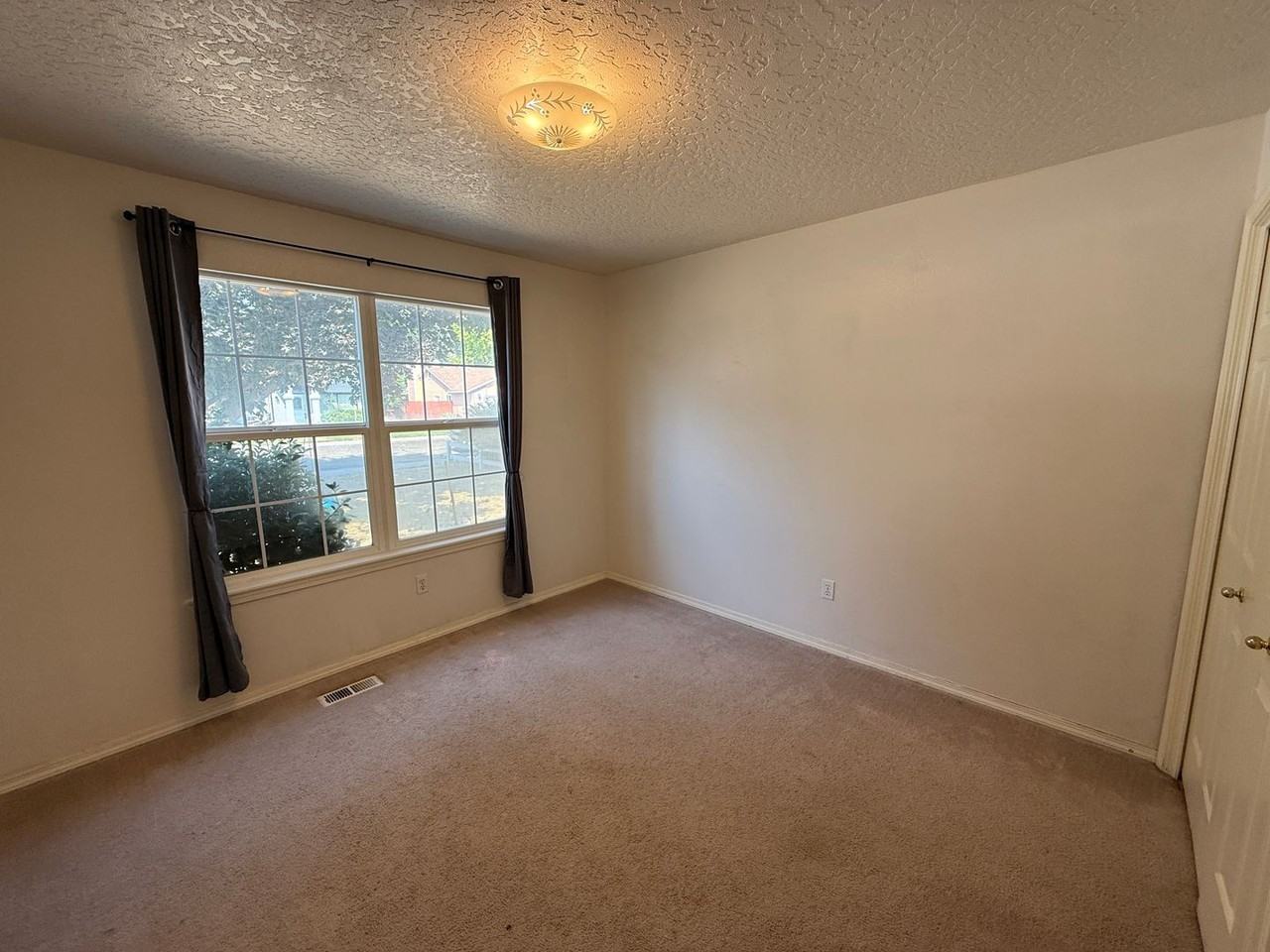 1033 W Pennwood St - Photo 7 of 17