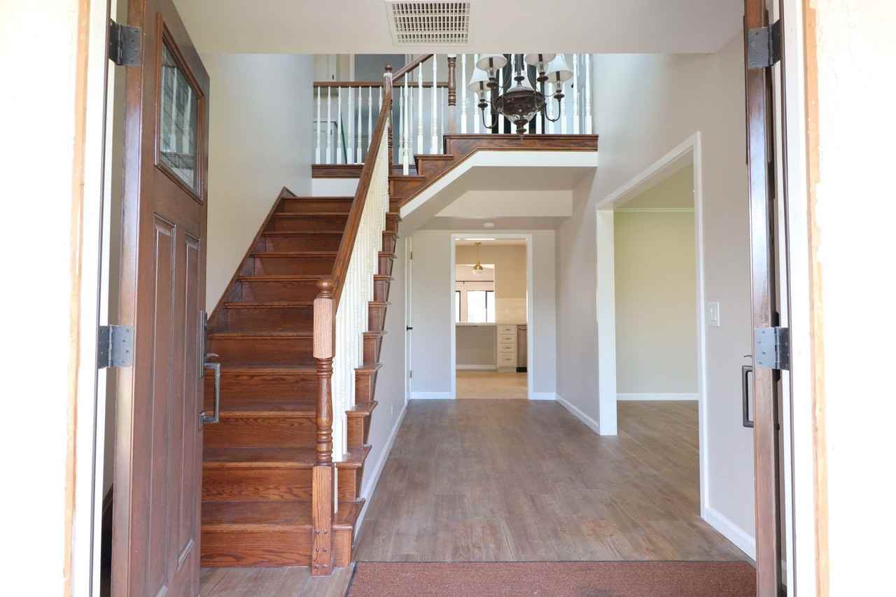 565 Clubhouse Dr - Photo 3 of 22