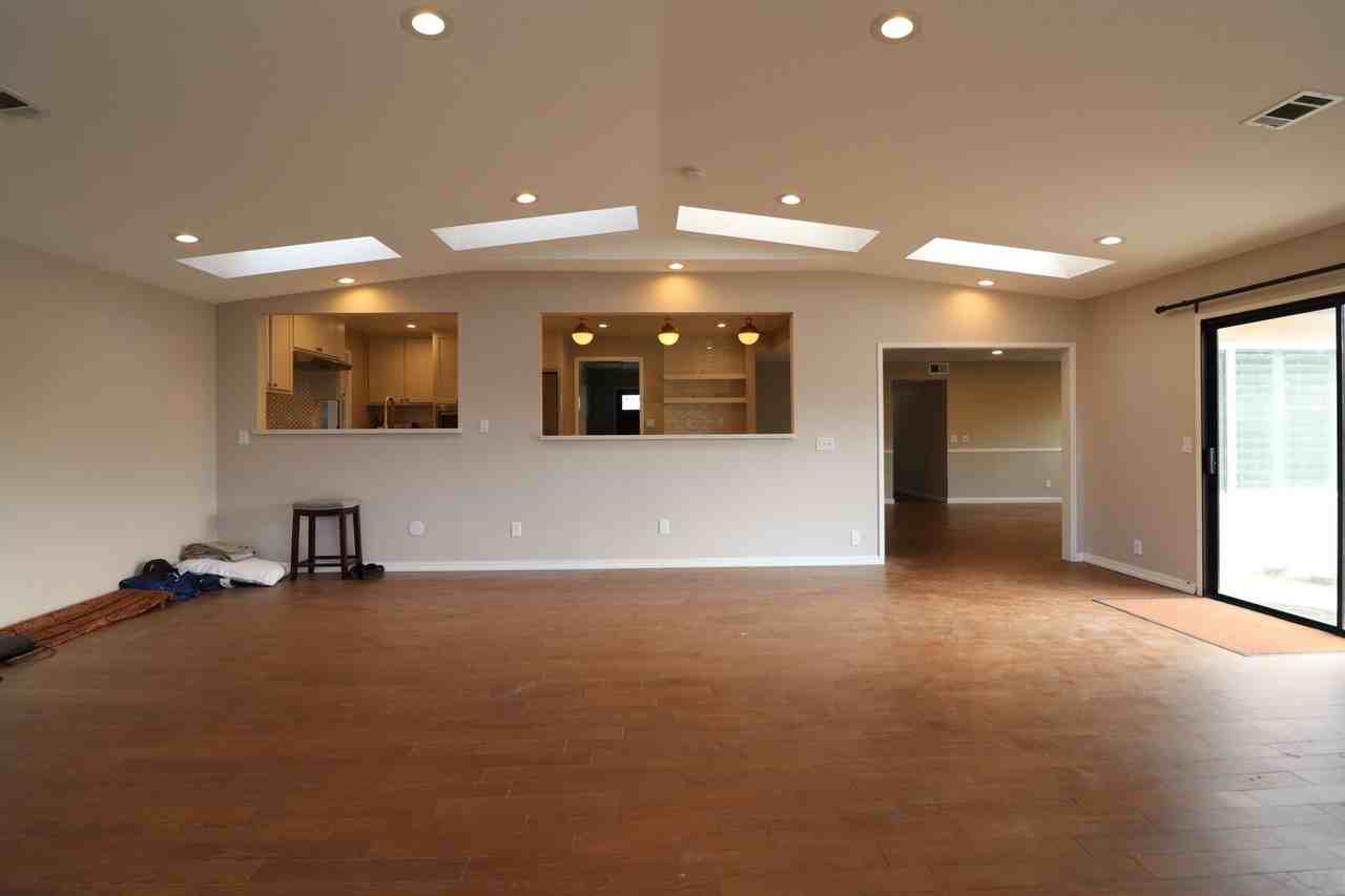 565 Clubhouse Dr - Photo 4 of 22