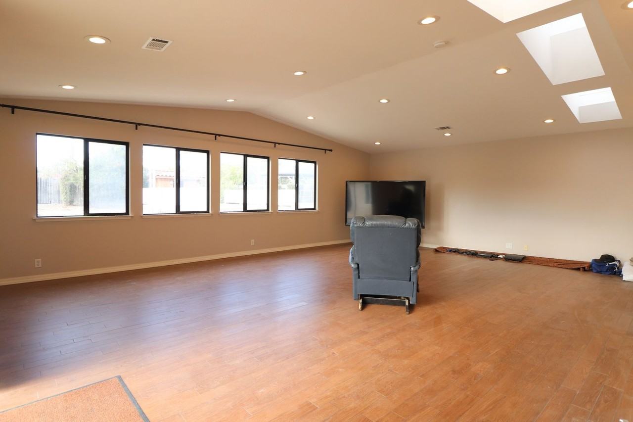 565 Clubhouse Dr - Photo 5 of 22