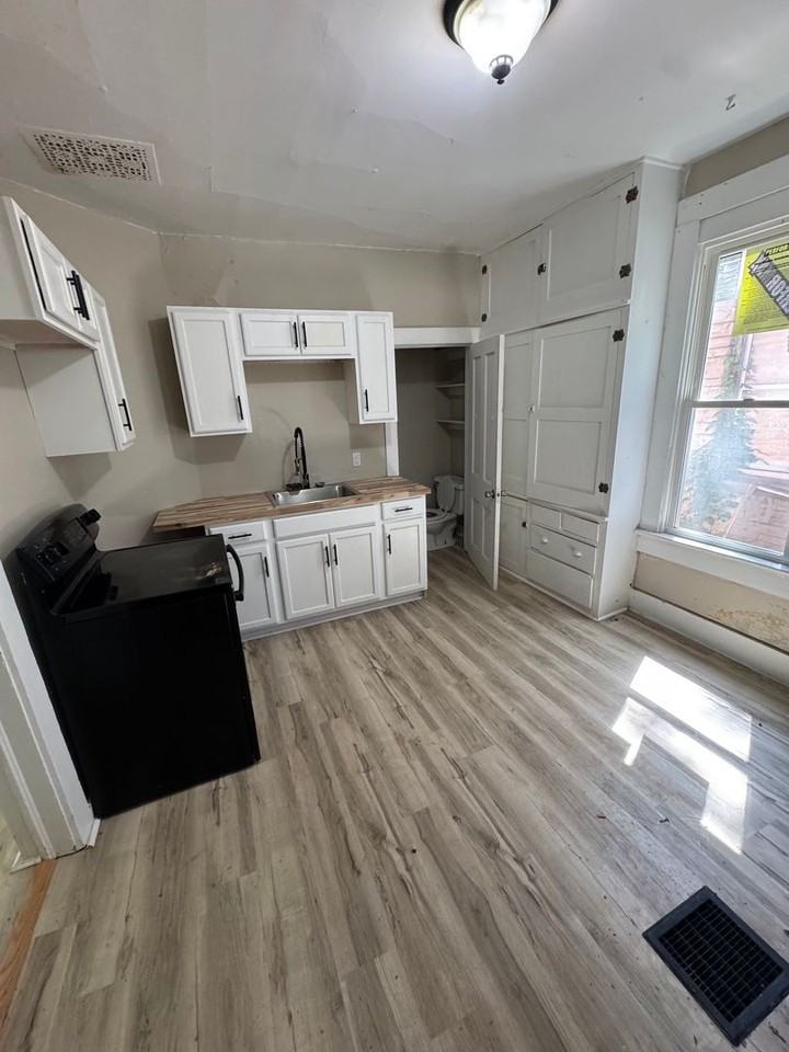 1402 3rd St - Photo 3 of 8
