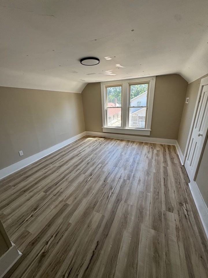 1402 3rd St - Photo 5 of 8