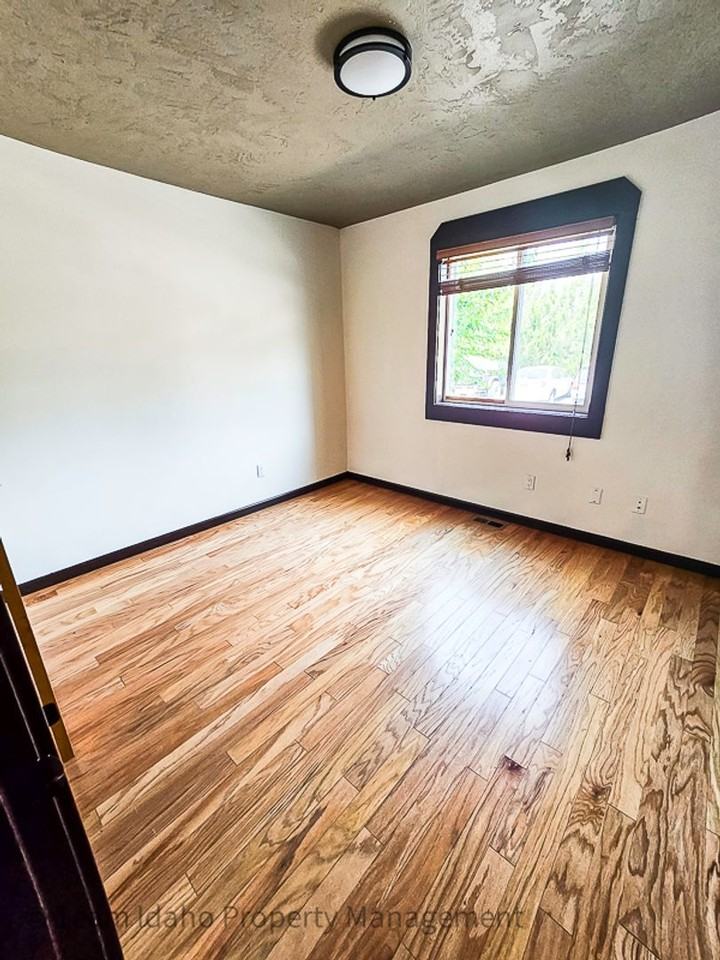1374 Bristol Rd - Photo 6 of 19