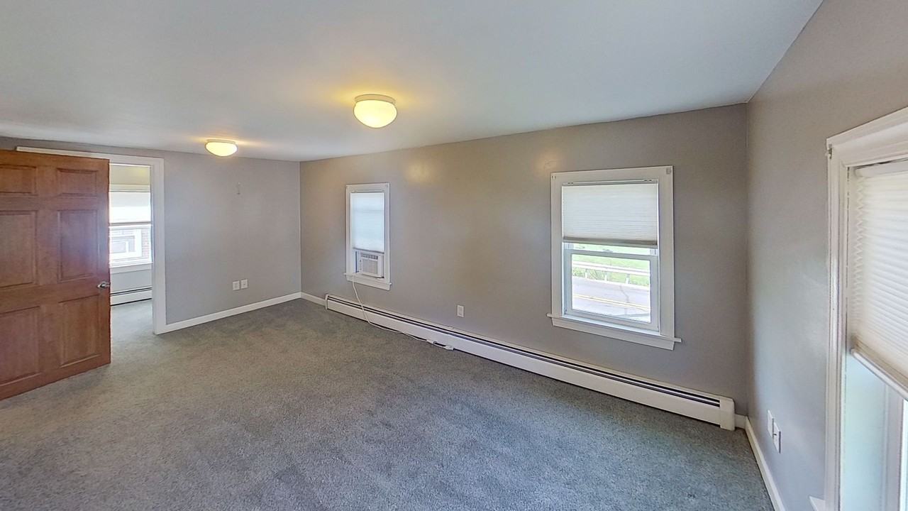 61 Berlin St - Photo 7 of 9