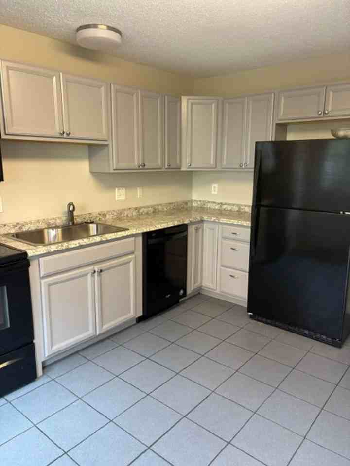 218 S Magnolia St - Photo 2 of 12