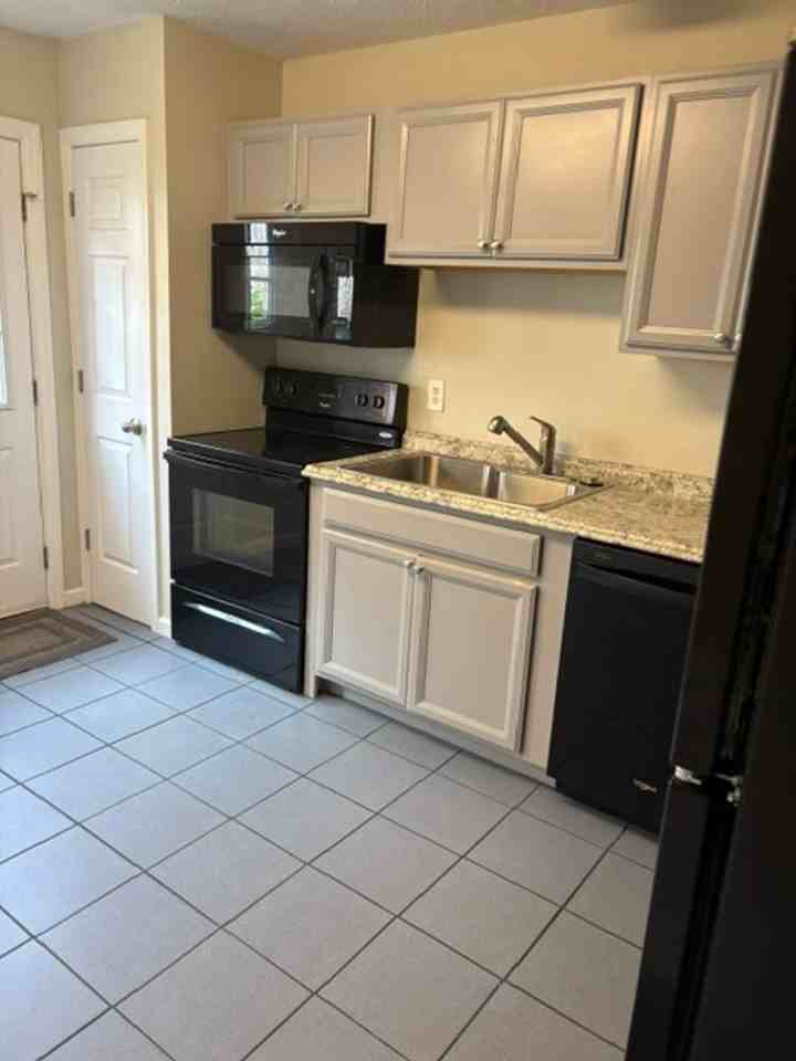 218 S Magnolia St - Photo 3 of 12