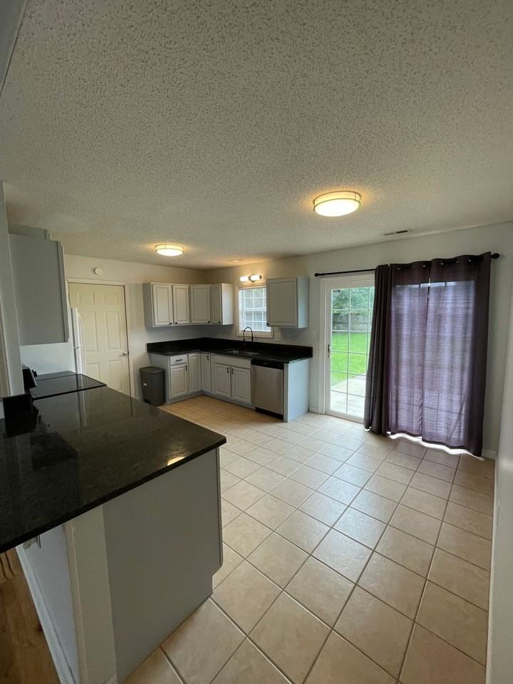 164 Glenwood Dr - Photo 4 of 19