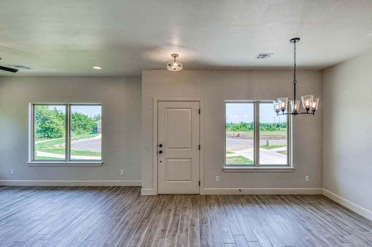 8101 8101 Solare Place - Photo 4 of 34