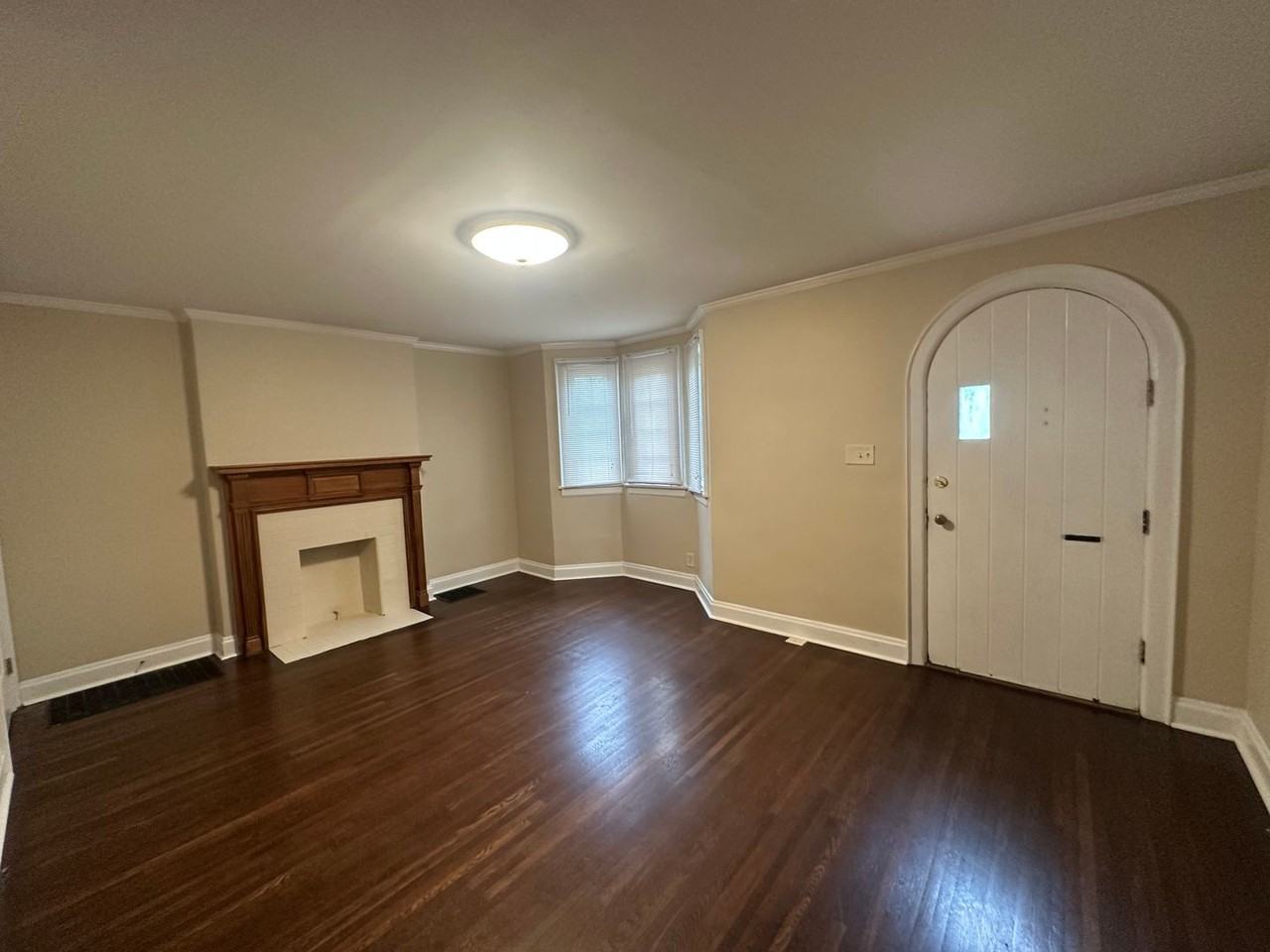 1860 Barrington Rd - Photo 2 of 34