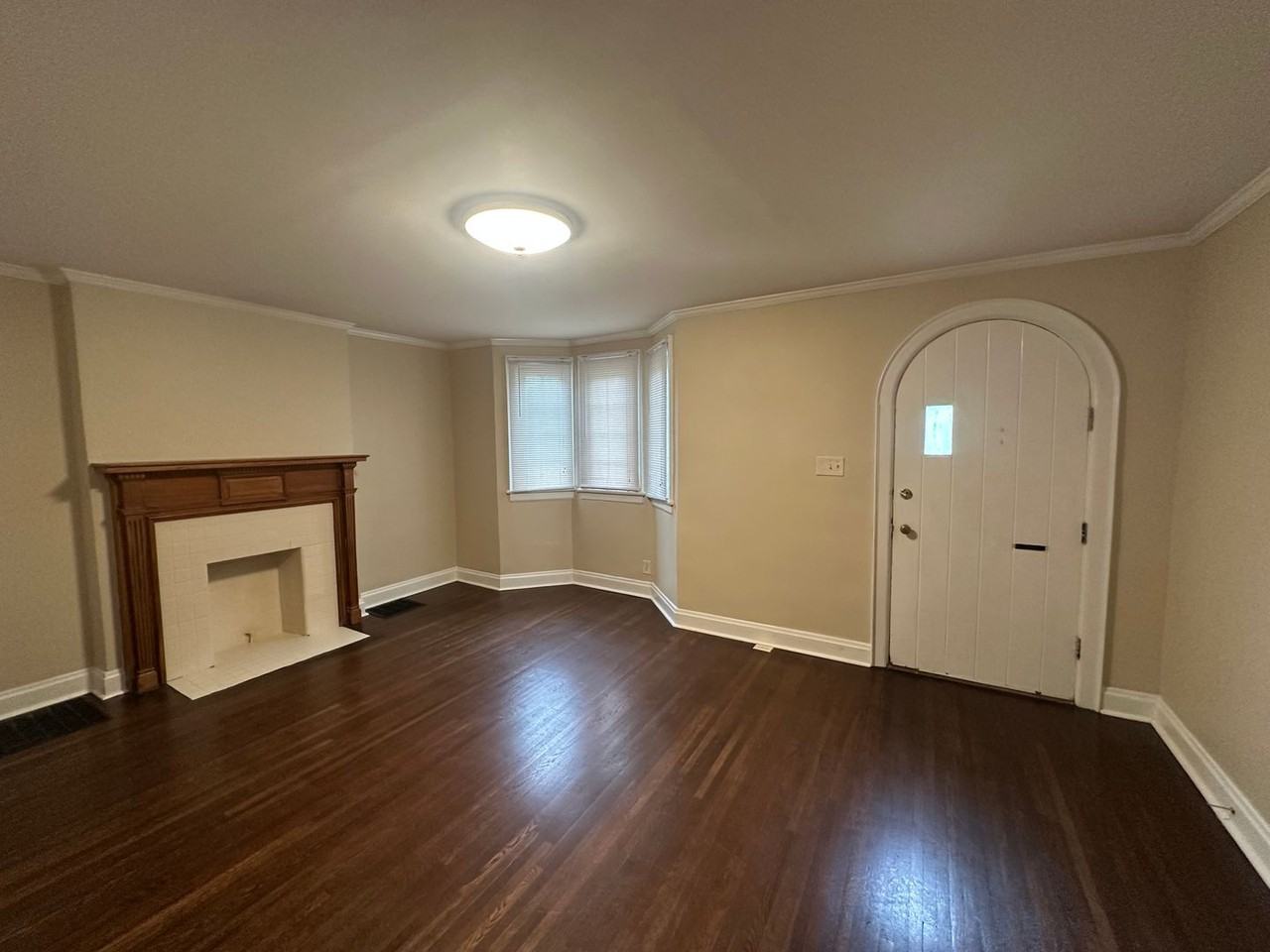 1860 Barrington Rd - Photo 3 of 34