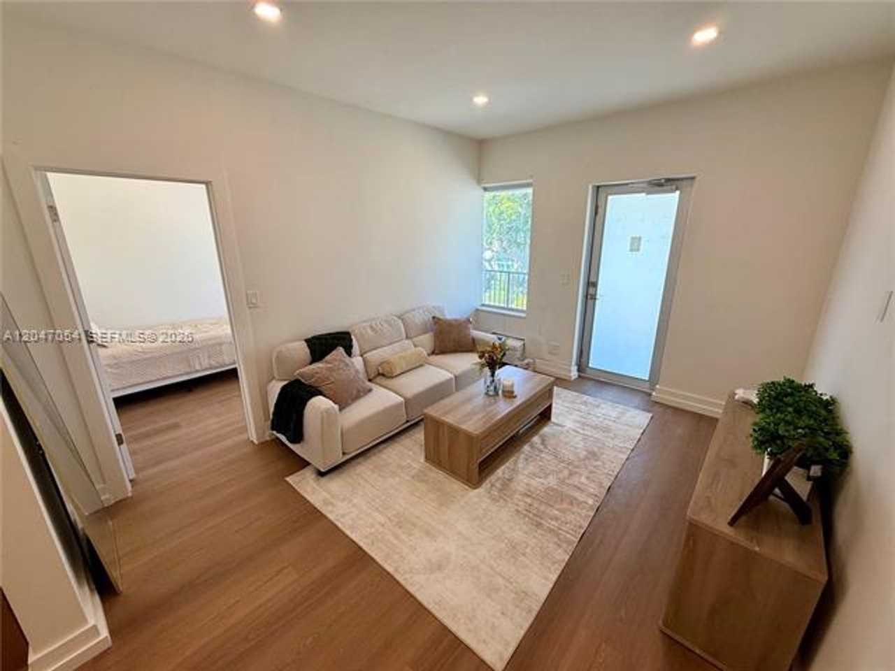 1535 1535 West Ave cu-4 #4 - Photo 4 of 25