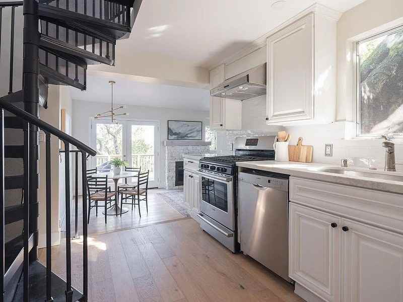 220 Winding Way - Photo 4 of 17