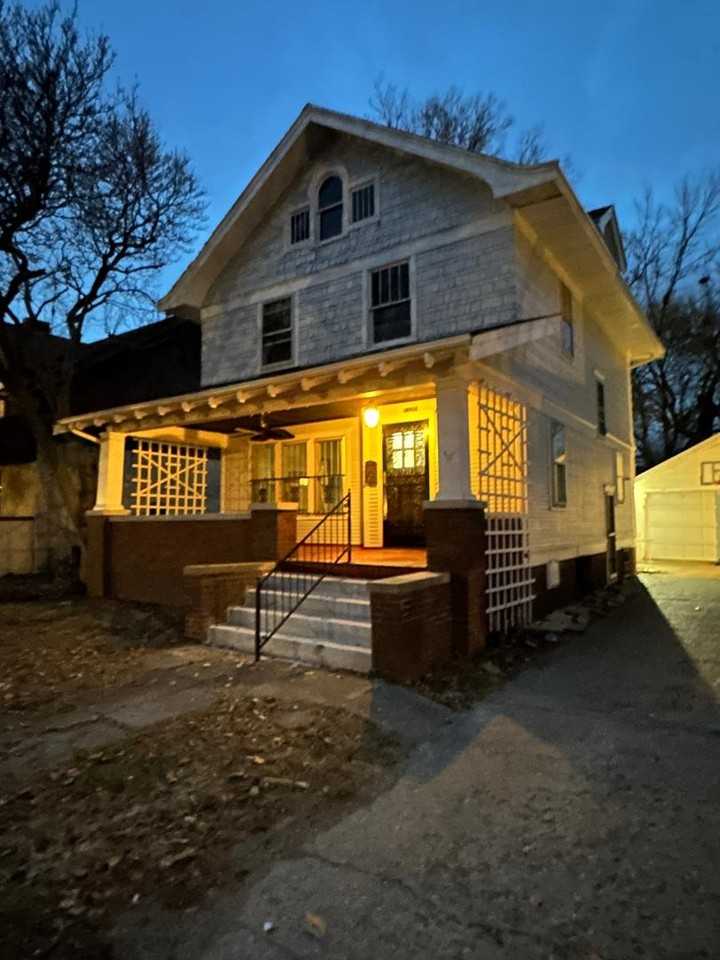 1105 N Bourland Ave - Photo 2 of 20