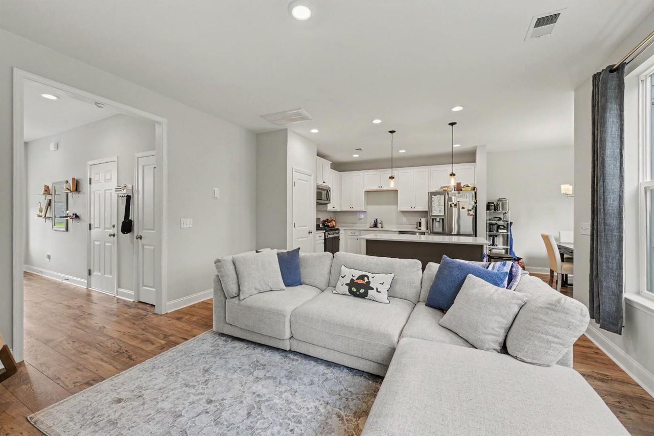 341 Chapman Cir - Photo 4 of 11