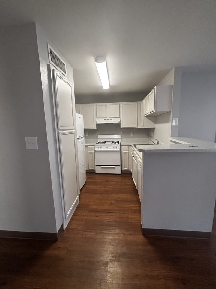 2601 Sarah Avenue-402 #402MKT - Photo 7 of 12