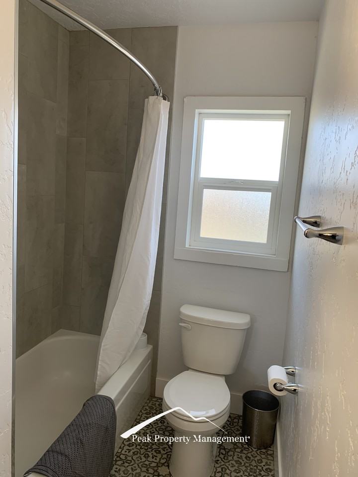 1100 S Broxon St #1 - Photo 5 of 20